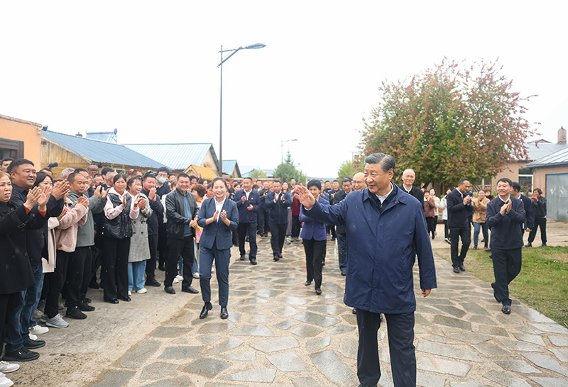 9月6日至8日，中共中央總書記、國家主席、中央軍委主席習(xí)近平在黑龍江考察。這是6日下午，習(xí)近平在大興安嶺地區(qū)漠河市北極村考察時(shí)，向當(dāng)?shù)厝罕姄]手致意。