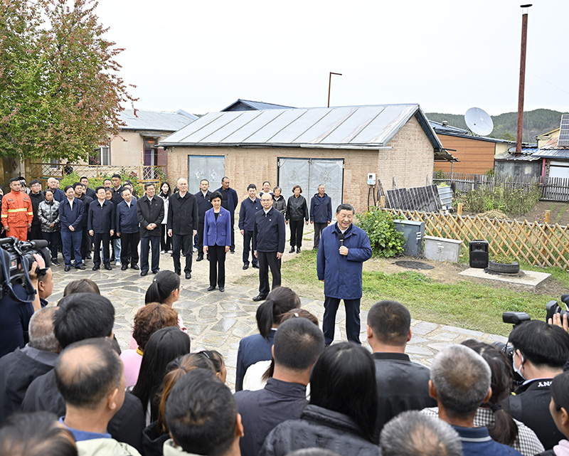 9月6日至8日，中共中央總書記、國家主席、中央軍委主席習(xí)近平在黑龍江考察。這是6日下午，習(xí)近平在大興安嶺地區(qū)漠河市北極村考察時(shí)，同當(dāng)?shù)厝罕娪H切交流。