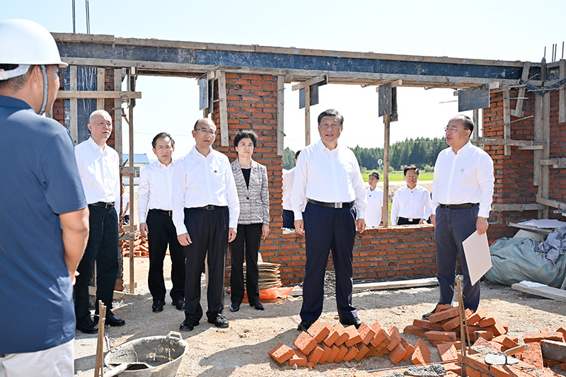 9月6日至8日，中共中央總書記、國家主席、中央軍委主席習(xí)近平在黑龍江考察。這是7日上午，習(xí)近平在遭受洪澇災(zāi)害的哈爾濱尚志市老街基鄉(xiāng)龍王廟村，察看水毀房屋重建情況。